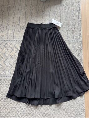 NWT black pleated skirt